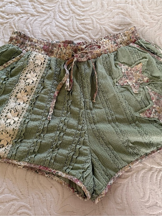 POL Pants - POL Green Boho Crochet-Trim Women’s Shorts 
size M